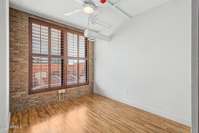 Beautifully renovated 1 bedroom/2 bathroom unit (2 underground - photo 13