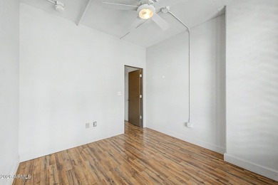 Beautifully renovated 1 bedroom/2 bathroom unit (2 underground - photo 16