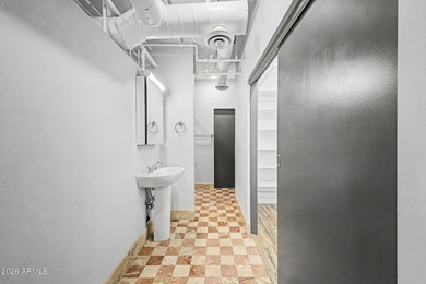 Beautifully renovated 1 bedroom/2 bathroom unit (2 underground - photo 17