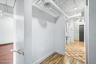 Beautifully renovated 1 bedroom/2 bathroom unit (2 underground - photo 19