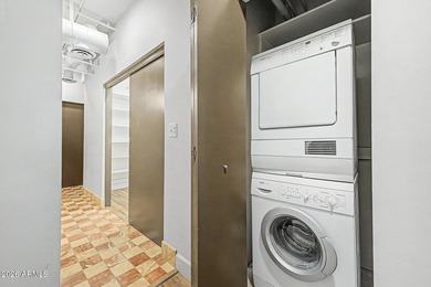 Beautifully renovated 1 bedroom/2 bathroom unit (2 underground - photo 22