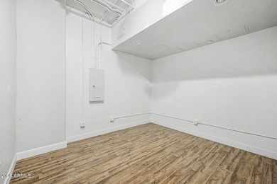 Beautifully renovated 1 bedroom/2 bathroom unit (2 underground - photo 23