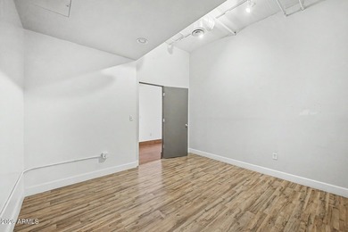Beautifully renovated 1 bedroom/2 bathroom unit (2 underground - photo 24