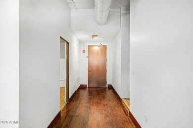 Beautifully renovated 1 bedroom/2 bathroom unit (2 underground - photo 26