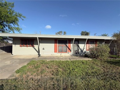 Welcome to this lovingly cared-for 3-bedroom, 1-bath home that - photo 1