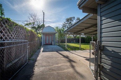 Welcome to this lovingly cared-for 3-bedroom, 1-bath home that - photo 2