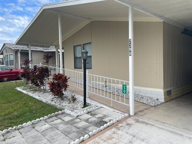 Extremely well maintained Palm Harbor Home with popular split - photo 2