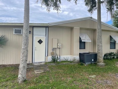 Extremely well maintained Palm Harbor Home with popular split - photo 3