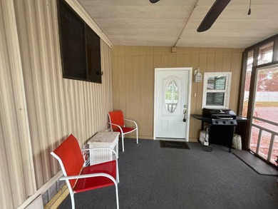 Extremely well maintained Palm Harbor Home with popular split - photo 4