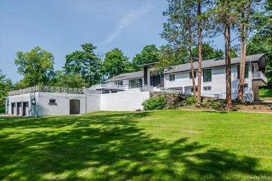 Welcome to this sprawling sunlit ranch with vaulted ceilings and - photo 1