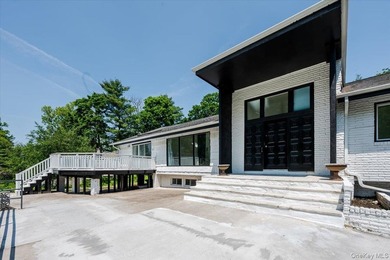 Welcome to this sprawling sunlit ranch with vaulted ceilings and - photo 2