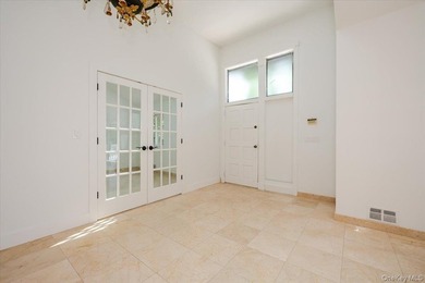 Welcome to this sprawling sunlit ranch with vaulted ceilings and - photo 3