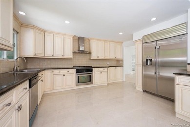 Welcome to this sprawling sunlit ranch with vaulted ceilings and - photo 9