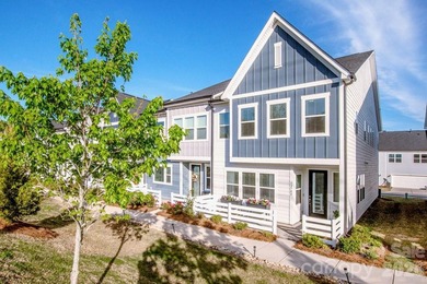 Priced to sell this better than new, move-in ready, light filled - photo 1