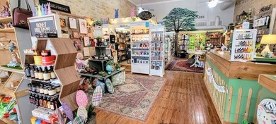 Great store front with big display windows & open space for - photo 4