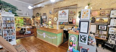 Great store front with big display windows & open space for - photo 5
