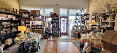 Great store front with big display windows & open space for - photo 6