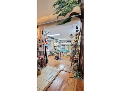 Great store front with big display windows & open space for - photo 7