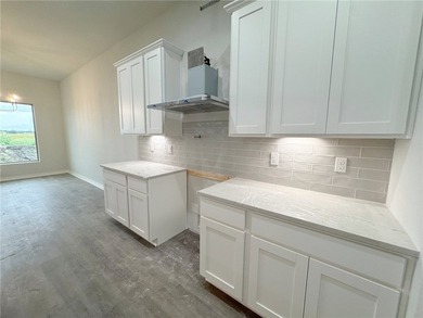 Welcome to this stunning 4-bedroom, 3-bathroom home located in - photo 10