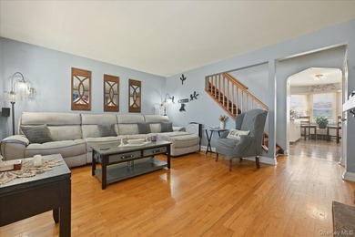 Welcome to this beautifully maintained 4-bedroom, 2 full bath - photo 3