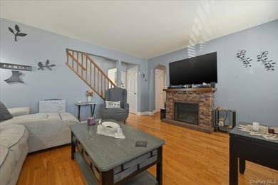 Welcome to this beautifully maintained 4-bedroom, 2 full bath - photo 4