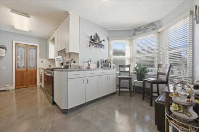 Welcome to this beautifully maintained 4-bedroom, 2 full bath - photo 7