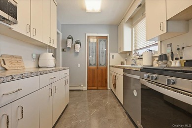 Welcome to this beautifully maintained 4-bedroom, 2 full bath - photo 8