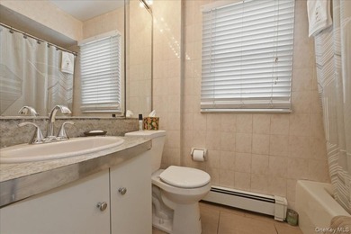 Welcome to this beautifully maintained 4-bedroom, 2 full bath - photo 10
