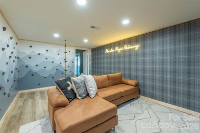 3 Full Bedrooms plus Bunk Room! Offered FULLY FURNISHED, this - photo 38