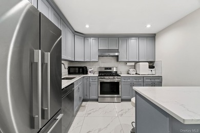 This stunning apartment presents a bright and comfortable living - photo 2