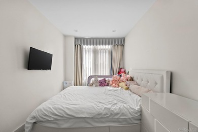 This stunning apartment presents a bright and comfortable living - photo 9