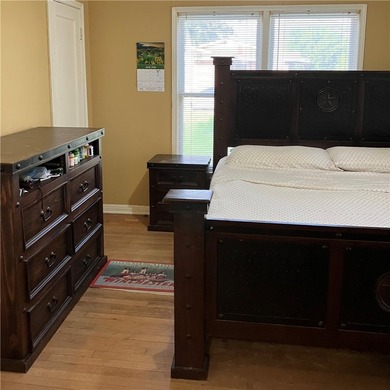 Cozy 2 bedroom 1 bath home with original hardwood floors - photo 11