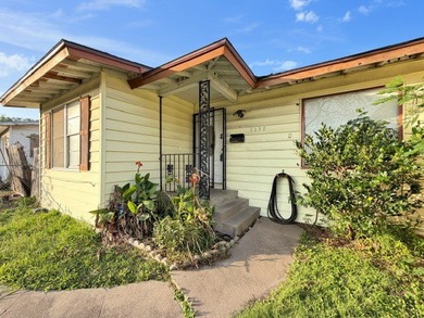 Just listed a perfect starter home or downsizing. This gem - photo 2