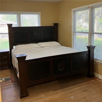 Cozy 2 bedroom 1 bath home with original hardwood floors - photo 12