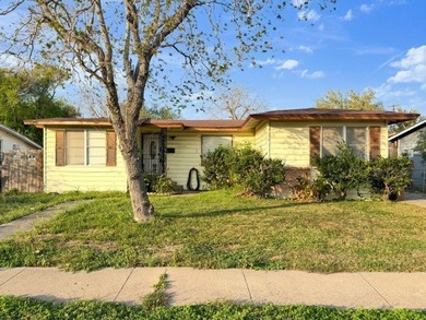 Just listed a perfect starter home or downsizing. This gem - photo 3