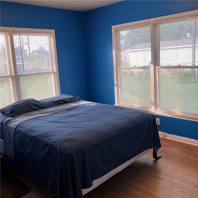 Cozy 2 bedroom 1 bath home with original hardwood floors - photo 13