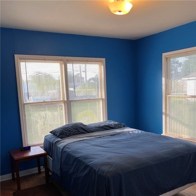 Cozy 2 bedroom 1 bath home with original hardwood floors - photo 14