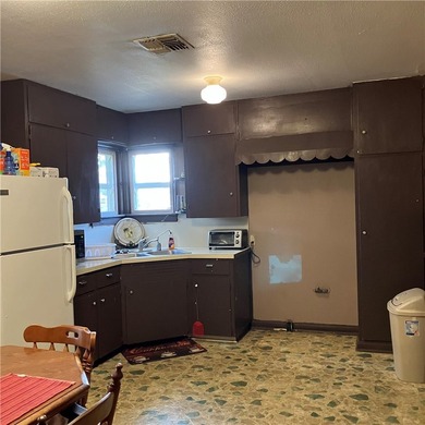 Cozy 2 bedroom 1 bath home with original hardwood floors - photo 15