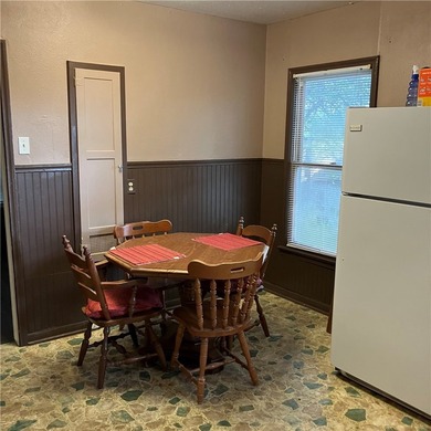 Cozy 2 bedroom 1 bath home with original hardwood floors - photo 16