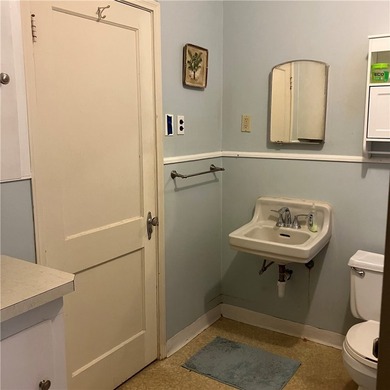 Cozy 2 bedroom 1 bath home with original hardwood floors - photo 18