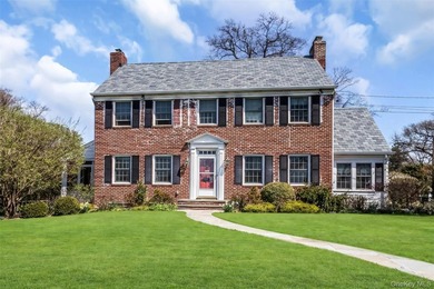Welcome to this beautifully maintained brick Center Hall - photo 1