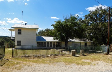 Lovely deep waterfront lake house with room to spread on 1.53 - photo 2