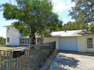 Lovely deep waterfront lake house with room to spread on 1.53 - photo 3