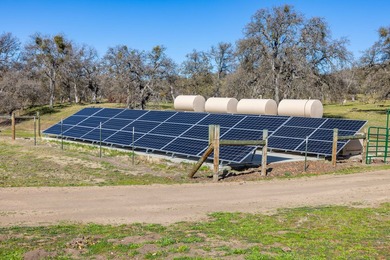 Located near Bear Valley Springs, the Black Oaks Ranch is a - photo 13