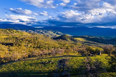 Located near Bear Valley Springs, the Black Oaks Ranch is a - photo 42