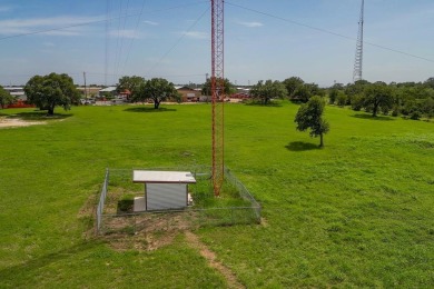 This multi-use commercial property on US Hwy 281 offers