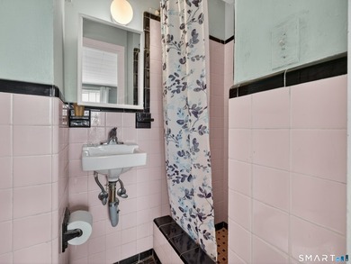 Located in the heart of New London's historic seaside district - photo 19