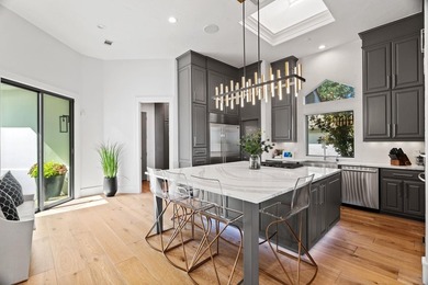 Modern Waterfront Luxury in the Heart of Horseshoe Bay - photo 9