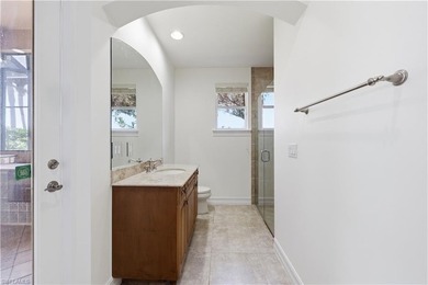 4 Bedrooms + Den - Southern Exposure - New Roof - Freshly - photo 49