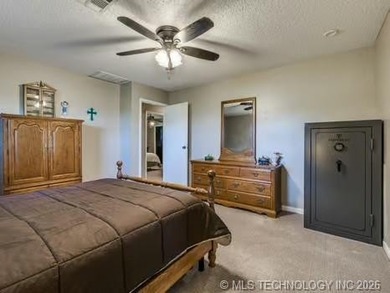 1 Mile from Belle Starr Marina! This 3-bedroom, 2-bath home - photo 32